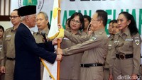 Ketua Dewan Pengawas IKAM Jogja, Letjen TNI (Purn) Sayidiman Suryohadirojo memberikan bendera kepada Ketua IKAM Jogja yang baru, Moch Harry Jaya Pahlawan.