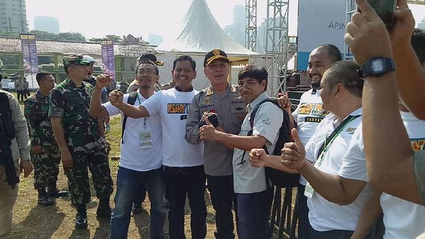 Kapolda diajak buruh berjoget Maumere dan berfoto bersama.