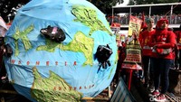 Miniatur bumi juga dibawa dalam aksi memperingati Hari Buruh.
