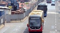 Beberapa bus TransJakarta melintas di Jalan Thamrin, Senin (1/5/2017).