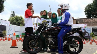 Safety Riding dan Aksi Bersih-bersih di HUT Astra