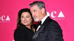 Tatapan Cinta Istri untuk Pierce Brosnan