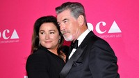 Brosnan menikahi sang istri sejak 2001. Sebelumnya aktor asal Irlandia itu ditinggal mati dari pasangan terdahulu. Foto: John Sciulli/GettyImages