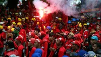 Massa buruh juga menyalakan kembang api.
