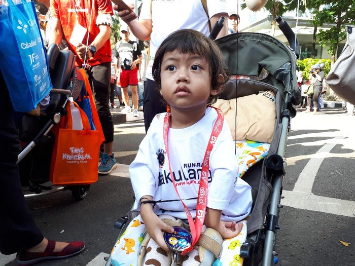 Kisah Perjuangan Endang, Ibu dengan Anak Arthrogryposis Multiplex Congenita
