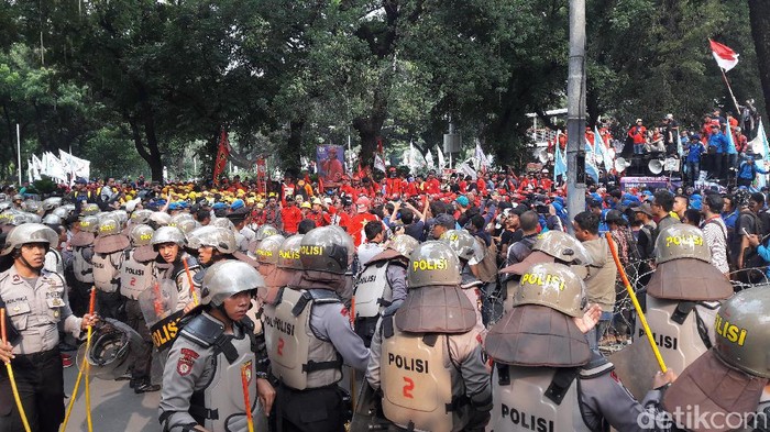 Polisi Minta Massa Buruh Tidak Rusak Pembatas ke Istana
