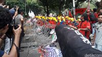 Massa buruh di Jalan Medan Merdeka Barat / 