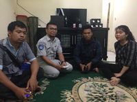 Aminah dan Agus Ginanjar ahli waris dan penerima santunan Jasa Raharja  