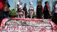 Massa aksi May Day menyuarakan sejumlah tuntutan, di antaranya tolak tenaga kerja ilegal, hapus outsourcing, dan tolak upah murah.