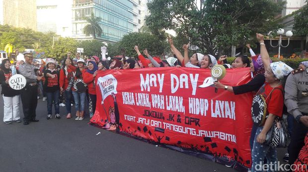Bawa Peralatan Rumah Tangga, Massa PRT Berdatangan ke Patung Kuda