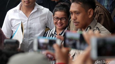 Miryam Tebar Senyuman di KPK