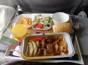Agar Bisa Nikmati Makanan di Dalam Pesawat, Lakukan 5 Tips Sederhana Ini