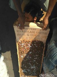 Petani Telukjambe gelar aksi kubur diri / 