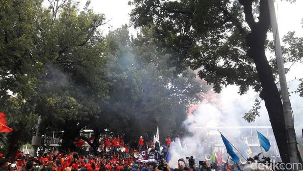Massa di Medan Merdeka Barat Nyalakan Bom Asap dan Kembang Api