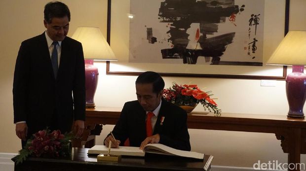 Presiden Jokowi mengisi buku tamu / 