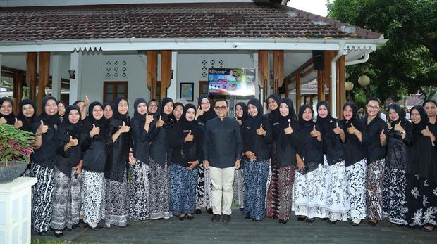 Hari Libur, Bupati Anas Tetap Serahkan SK PNS Bidan se Banyuwangi 