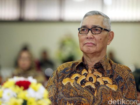 Mantan Wakil Presiden Republik Indonesia, Try Sutrisno menghadiri pelantikan pengurus Ikatan Keluarga Akademi Militer (IKAM) periode 2017-2022, di Wisma Serbaguna Senayan, Jakarta, Senin (1/05/2017).