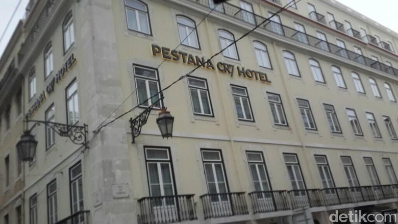 Foto: Pestana CR7 Hotel yang jadi incaran turis berfoto-foto di Lisbon (Elza Astari/detikTravel) Foto: Pestana CR7 Hotel yang jadi incaran turis berfoto-foto di Lisbon (Elza Astari/detikTravel)