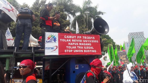 Massa buruh melakukan long march.