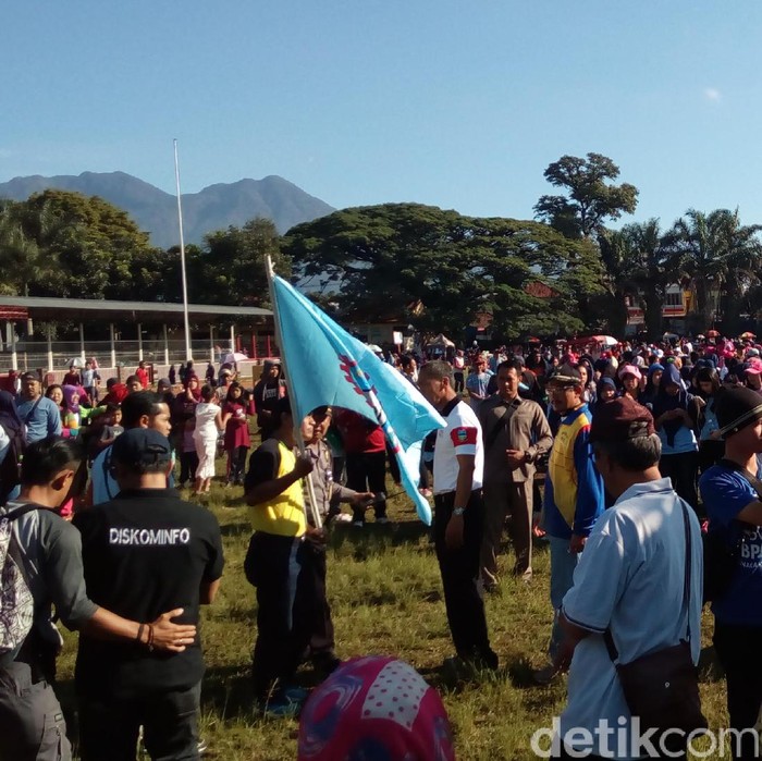 Buruh di Garut Peringati May Day dengan Jalan Santai Massal