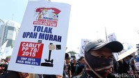 Massa aksi dari Konfederasi Serikat Pekerja Indonesia (KSPI) menolak upah murah.