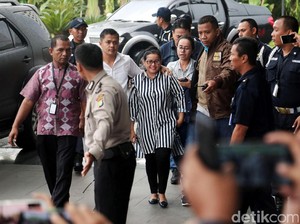 Arti Senyum Miryam Haryani Saat Digelandang ke KPK