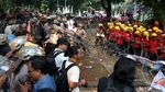 Massa Buruh Nyalakan Bom Asap dan Kembang Api