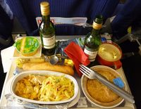 Ini 5 Jenis Makanan yang Sebaiknya Tidak Dipesan Saat di Pesawat