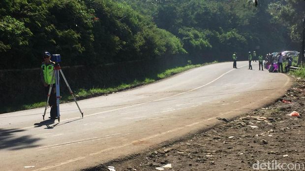 Tim Korlantas Polri Ikut Olah TKP Lokasi Kecelakaan Maut Ciloto