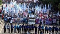 Barisan buruh yang paling depan berjalan sambil bergandengan tangan. Sementara mobil komando dan massa aksi lainnya mengikuti dari belakang.