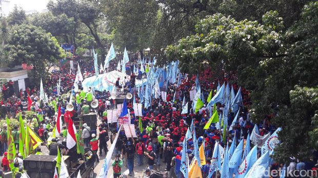 Massa buruh minta jalan menuju istana dibuka/ 