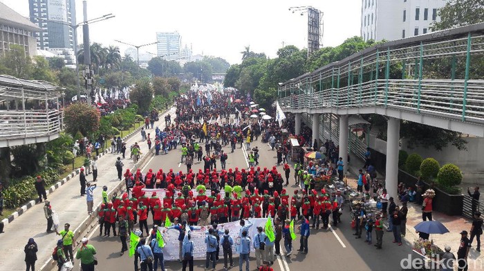 Long March Warna-warni Massa Buruh Peringati May Day