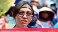 Selain kacamata, peserta aksi ini juga memakai ikat kepala sebagai pelengkap penampilan di aksi May Day.