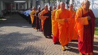 Prosesi Kitab Suci Tripitaka dan doa bersama dipimpin oleh Bhante Aryamaitri.
