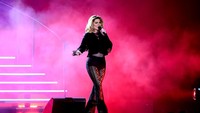 Ia memang tengah comeback setelah vakum lama dengan single anyar Lifes About to Get Good. Foto: Kevin Winter/Getty Images