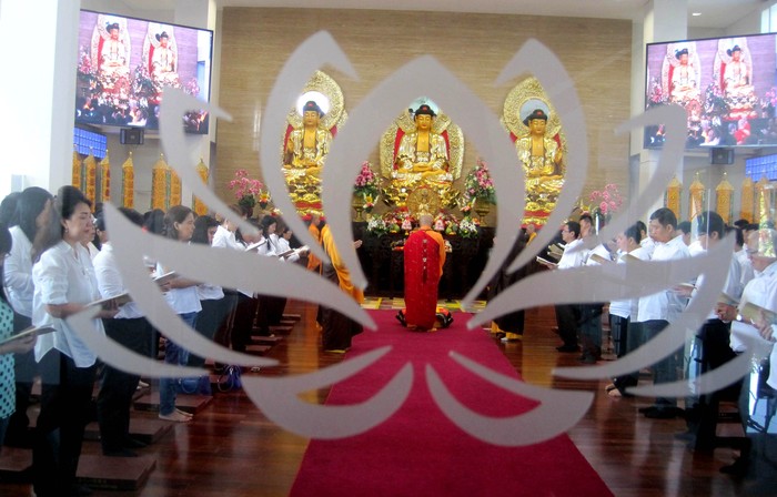 Wihara Ekayana Serpong menggelar acara Prosesi Kitab Suci Tripitaka, Senin (1/5/2017). Prosesi Tripitaka ini merupakan acara awal sebelum perayaan Waisak.
