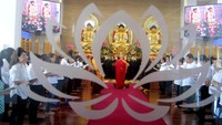 Bhante Aryamaitri memimpin Prosesi Kitab Suci Tripitaka.