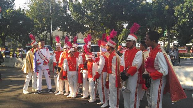 Ada juga aksi marching band yang turut memeriahkan Hari Buruh.