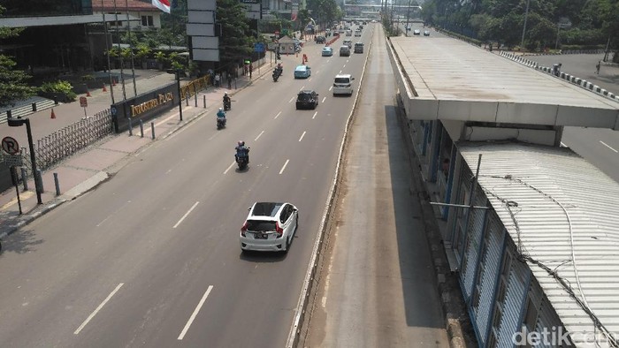 Bus TransJakarta Dilempar Benda di Dekat Halte Tosari