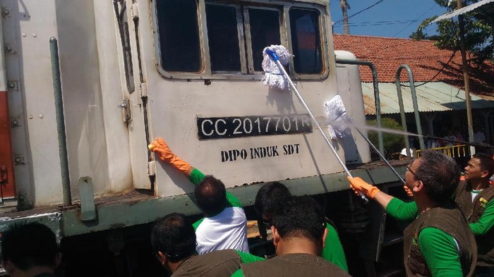 May Day, Pegawai PT KAI Surabaya Cuci Lokomotif