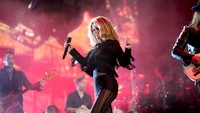 Meski tak muda lagi, Shania Twain tetap seksi dan enerjik. Ia tampil dengan kostum menerawang di panggung. Foto: Kevin Winter/Getty Images