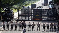 Kawat berduri dipasang membentang di Jalan Medan Merdeka Barat, Senin (1/5).