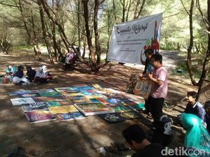 Buruh di Bantul Peringati May Day dengan Melukis Kaligrafi