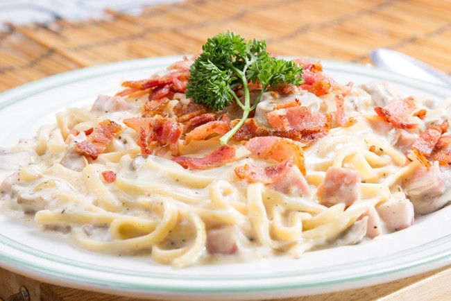 Racik Mie Instan Bumbu Carbonara yang Creamy dengan Langkah Ini