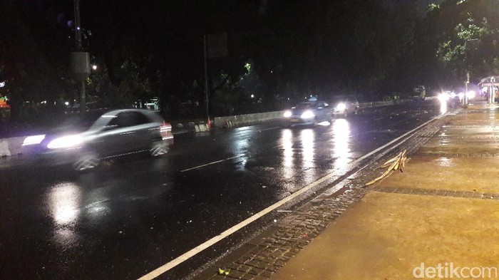 Massa Bubar, Lalin Jalan Medan Merdeka Barat dan Thamrin Dibuka