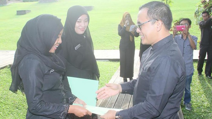 Hari Libur, Bupati Anas Tetap Serahkan SK PNS Bidan se Banyuwangi