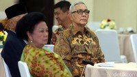 Try Sutrisno menyaksikan pelantikan pengurus Ikatan Keluarga Akademi Militer (IKAM) Jogja periode 2017-2022.