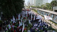 Buruh memenuhi Jalan Thamrin.