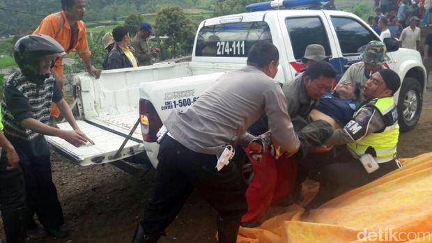 Polisi evakuasi korban kecelakaan Ciloto / 