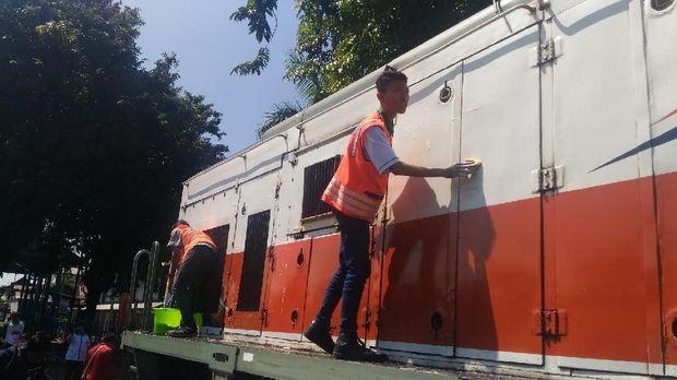 Lokomotif yang dicuci adalah CC 201